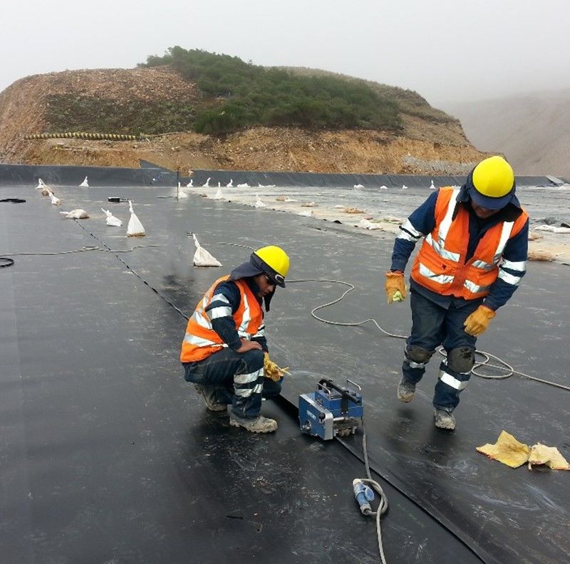 高密度ポリエチレン (HDPE) 地膜 ブラック UV 耐性 レイナー 埋立地に用いるポリエチレン池レイナー 1.5mm 厚さ 地膜 500N 張力強さ
