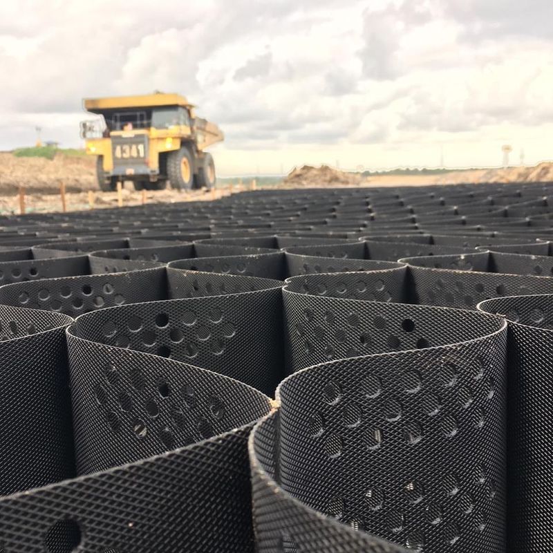 プラスチックジオセル 舗装グリッド 黒 HDPE ジオセル 柔らかい地下室強化用 砂石安定化器 道路建設用 ジオセル
